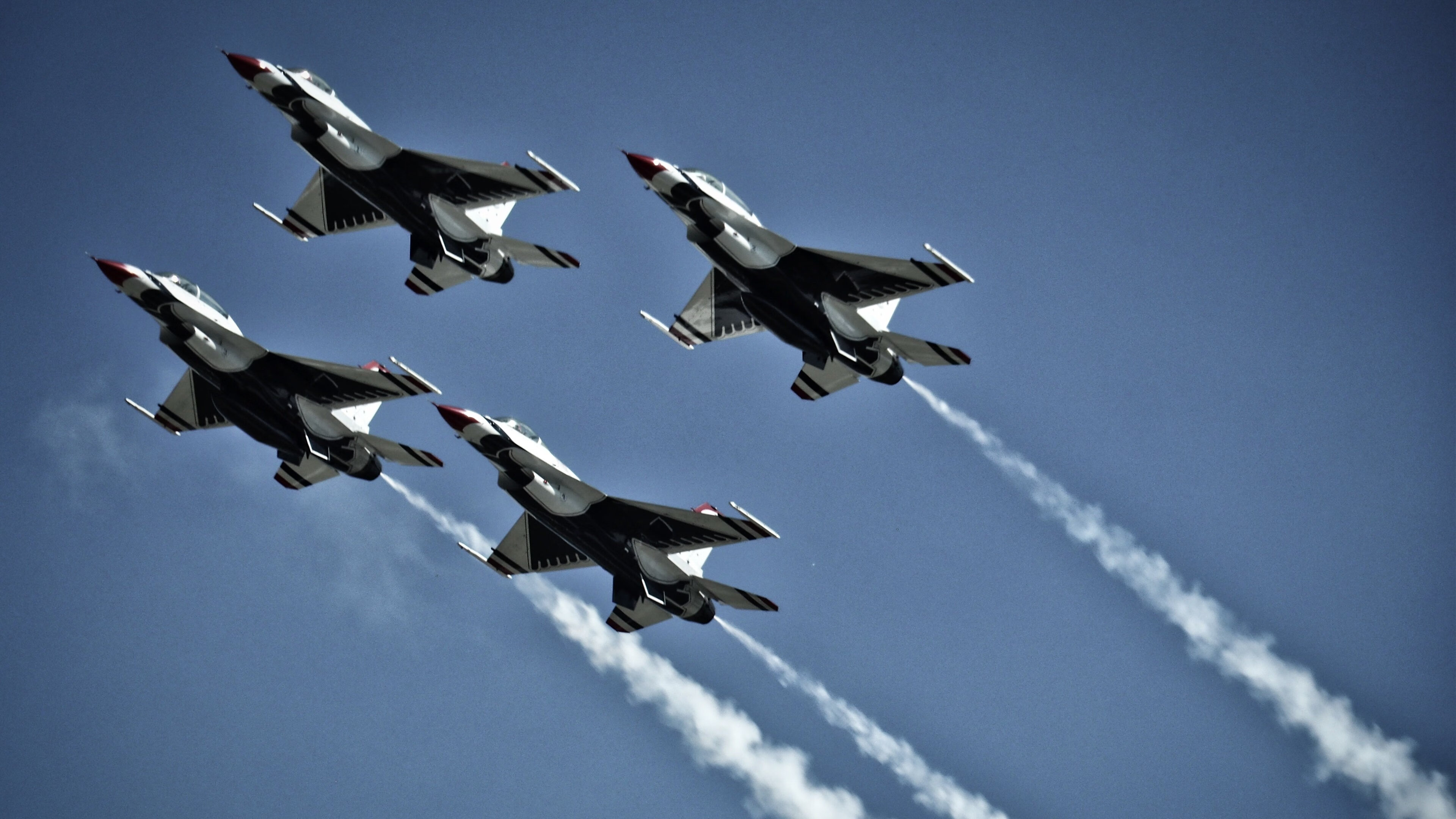 爱游戏体育官方网站-大型悬崖落水跳水赛，惊险刺激挑战极限，悬崖上跳水会死吗